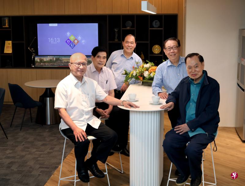 新成立的海南商会商务中心环境舒适，商会前会长庞琳（左起）、名誉会长陈学汉、现任会长吴多深、名誉会长叶保山和创会会长林廷万，希望中心能成为会员的情感和商务联络站。（龙国雄摄）