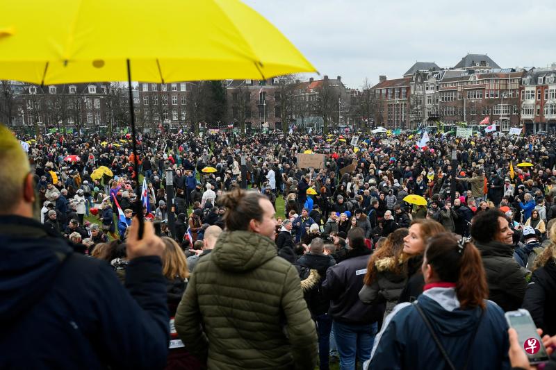 荷兰实施严格防疫措施，引起当地民众强烈不满，前天有好几千人在首都阿姆斯特丹示威。（路透社）