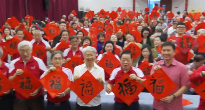 300多人齐挥毫 提前感受农历新年气氛